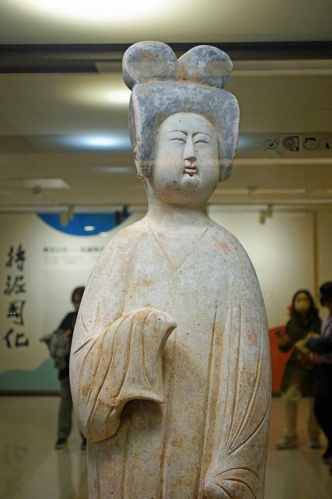 中国故宮博物院で購入した土産品 陶器の蓋付き容器 花と鳳凰の模様 中国故宮博物院で購入した土産品 陶器の蓋付き容器 花と鳳凰