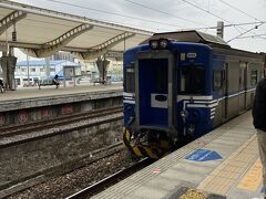 高鉄台中駅から台鉄新烏日駅に乗り換えるのは結構距離があるのを知っていたのでかなりの早足でダッシュ！笑
8分後の10:45にギリで間に合いました。
新烏日10:45→台中10:58