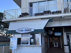 海沿いを歩いていると、アウトリガーホテルの軒先（？）に「STEAK SHACK」という店がありました。