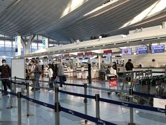 久しぶりの羽田空港国際線ターミナル。
これだけでテンション上がります。

Ｆクラスのチェックカウンターでチェックイン(^^)v
緊張する間もなくあっという間に出国。