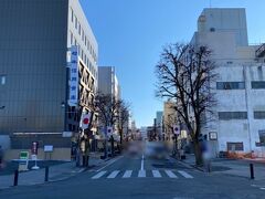 松本城交差点から大名町通りを振り返る