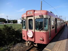 13:32 犬吠駅に停車した 銚子電鉄 外川駅行 2502型車両 ピンクニュージンジャ―号仕様