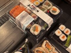 ツェルマットには２店舗スーパーがあります。
物価が高い国なので、ケチってホテルで自炊することにしました。
こちらは駅前にあるスーパー、コープ。
写真のおにぎり、８００円でした・・・。