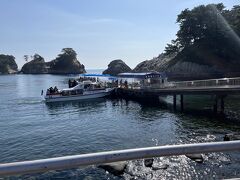 道の駅を後にして、お次は堂ヶ島のクルージングへ。
こちらの船に乗ります。
そんなに待ち時間無く乗れました。
中の席より、外の席の方が風を感じれるし海がよく見えてオススメです。