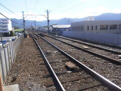  筑豊直方駅の手前で遠賀川を渡っており、地上まで降りるのは難しかったのかもしれません。また福岡方面への延伸も計画されていたようです。