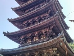 興福寺の五重塔案内によると
「興福寺の五重塔は、天平２年(730)興福寺の創建者である藤原不比等(ふひと)の娘光明皇后の発願で建立されました。その後５回の焼失・再建を経て、現在の塔は応永33年(1426)頃に再建されました。日本で２番目に高い塔で、古都奈良を象徴する塔です。」と紹介されています