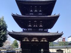 正面から見た興福寺の三重塔