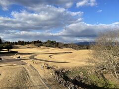 おー、かなりの広さです。青空も広がり気持ちいい！

広さと古墳の大きさをご覧ください。
https://youtu.be/7fcLy96GFsw