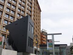 　駅前には、西鉄系の新しいホテルが建設中。
　駅出口の横のカフェは半年前にオープンしたばかりで、開業を心待ちにしていたと、ニュースでも話題になっていました。
