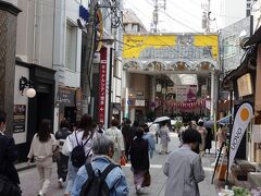 　老舗が並ぶ川端通商店街。キャナルシティの開業時は、中洲川端駅から「キャナルへの近道」と大宣伝して息を吹き返したものです。