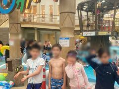 早速スパリゾートハワイアンズへ。うーん、予想はしていたけど、すごい人混みだ。2階、3階にロッカーはあるけど、プールサイドにちょっとしたものを置いておくスペースがないので、戸惑う。うーん、不便。みんなその辺に適当に浮き輪なんかを置いているので、そのそばに適当に置いておくしかなかった。