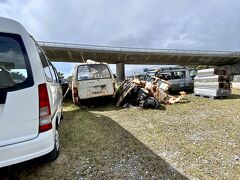 【慶良間諸島／阿嘉島（アカシマ）の様子】

フェリーターミナル前には、なぜか...「廃棄車」が数台捨て置かれている状態....