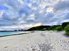 【慶良間諸島／阿嘉島（アカシマ）の様子】

海の色は素晴らしいです。ビーチは、珊瑚（の死骸）で溢れており、ここで横になるという発想にはならない...かな...