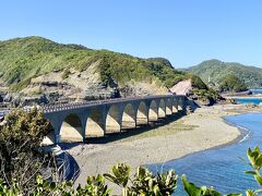 中甑島と中島を結ぶ鹿の子大橋(全長240m)

路肩にとめて「風の丘」から眺めました

アーチの美しい橋ですね