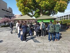 石和温泉駅からスタート。バスの乗車券代わりのリストバンドをもらうだけ。