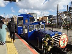 「潮風号」が到着！。

ブルーがカッコいい！。
今日は１２月２５日だから、「クリスマス列車」になっていますね。