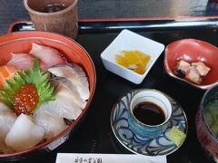 飲食店が3つあるのだが２階の「舟屋」で海鮮丼を食べた。平目の縁側、サバ、はまち、鮭、いずれも活きがよく美味しい～。