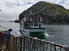 今度は海から眺めようと遊覧船に乗る。遊覧船＋海鳥の餌（かっぱえびせん）＋天橋立のケーブルカー（又はリフト）のセット券1500円（「KKday」経由で買うと1300円）をここで引き換えてもらった。