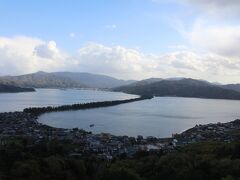 笠松公園では青空も見えてきて天橋立の全景を見ることができた。”股のぞき”や”かわらけ投げ”もやってみた。