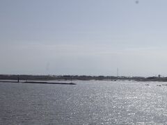 デ・レーケ導流堤
筑後川の中央分離帯。1887年着工、90年竣工。若津のネックは、有明海の干満差。満潮時は逆流し、堆積物も運んでくるので、川底が少しづつ埋まってしまいます。三重津海軍所では吉と出た干満差の困った一面です。河口までの6kmを断続的に仕切って、堆積作用を抑える目的で建設されました。写真は、導流堤の始部。