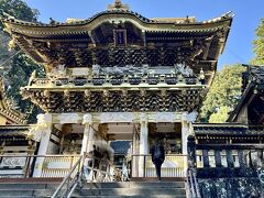 そして、一段と煌びやかな陽明門です。

以前来た時(修復前)の自分の撮った写真と見比べると、色合いが少し変わりましたね。以前の色合いは、久能山東照宮のようでしたが、白と金が主体の明るい色合いになってますね。