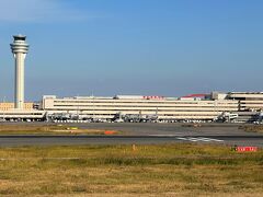 東京・羽田空港第3ターミナル

『東京国際空港（羽田空港）』の第3ターミナルの108番ゲートに
到着しました。

14:00　ドアオープン。
予定では14:25着でしたので、25分早い到着でした。
（フライト時間は13時間30分の予定でしたが、最終的には50分早い
12時間40分でした。）