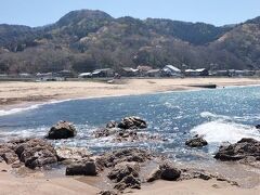 向こうは桑川海水浴場。