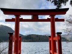 今回は定番の芦ノ湖一周コース。時間が早いのでまだ人影は少なく、箱根神社の鳥居も無人でした。