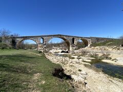 次はPont-Julienジュリアン橋 と呼ばれるローマ時代の石橋を見に。