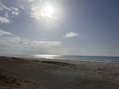 学校の裏手には、広大な遠州灘が広がっています。
学校帰り、友達とよく遊んでいた、思い出いっぱいの浜。
日が暮れるまで、ずーっとしゃべり倒しあった、中学時代の思い出の場所。