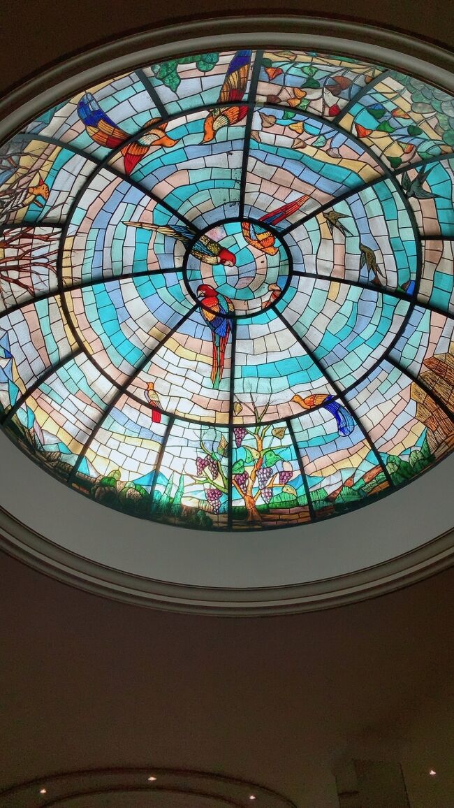 ホテルに入ってみて、このステキなステンドグラス