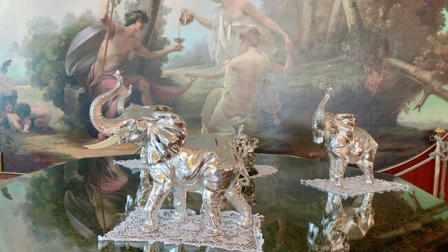 この像と背景の絵画も良いですね