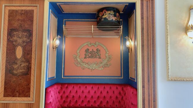 列車風のベンチ