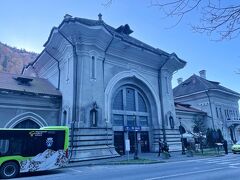 素敵な駅舎のシナイア駅。めっちゃ逆光でしたが。