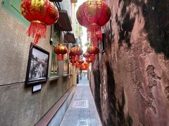 【サンペーン市場】

細道だけど、（過去の中華街の写真などが壁に貼られており）綺麗に整備されている小道...