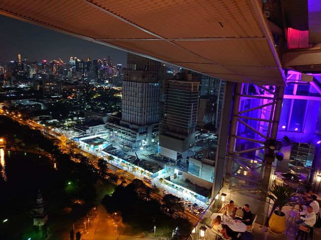 この下の階にルーフトップバーがあります。