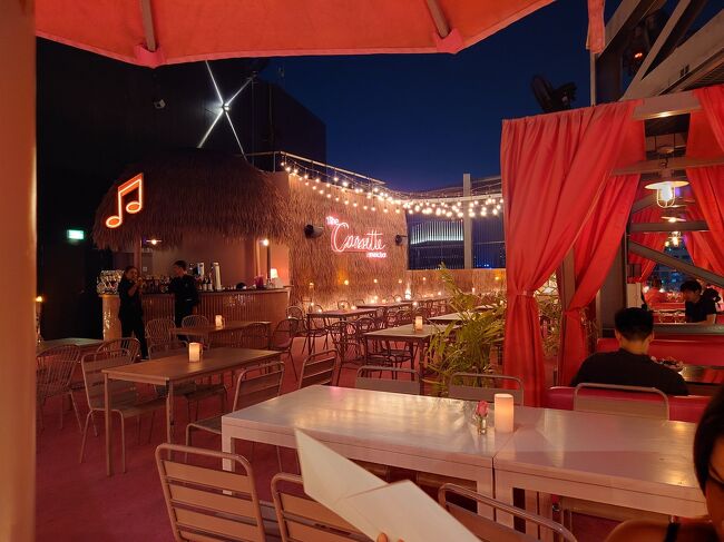 夜景が見える場所に4組ほどいます。