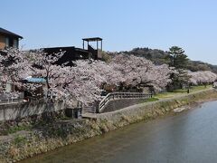 浅野川大橋を挟んで主計町茶屋街の対角線上にあるのがひがし茶屋街。