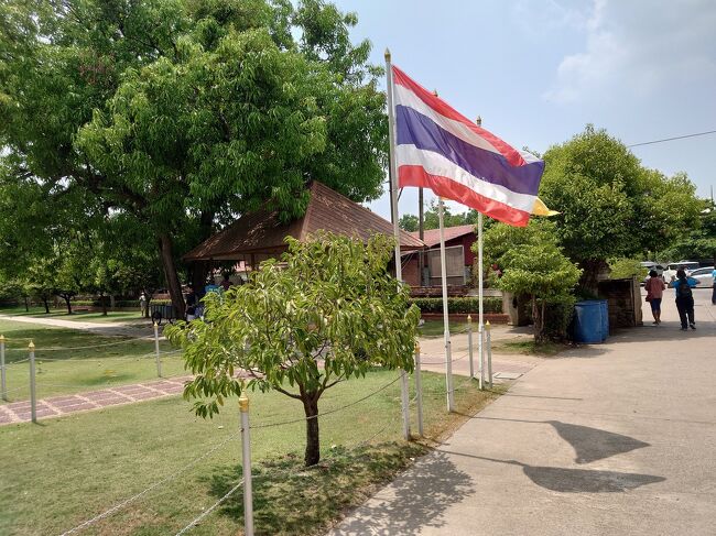 至る所にタイ国旗が掲げてあります。