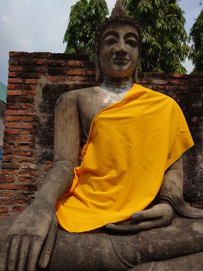 黄色の法衣を着せます。これは大で60バーツです。