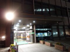 熊本市役所へ。夜間・休日の入り口から入って14階の展望フロアに行きます。
