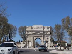 オランジュは紀元前1世紀、ローマの軍人カエサルが支配下におさめて建設した植民都市です。
オランジュの凱旋門は紀元前20年ごろに建てられた歴史的に重要な建造物ですが・・・そんな前にこんな立派なのを！
リヨンとアルルを結ぶアグリパ街道に建てられました。
