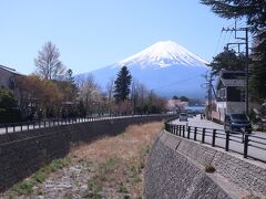 次は河口湖のさくら祭りです。
駐車場からさくら祭りの会場に行く途中の富士山