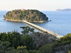 そのラウンジから
三河湾にぽっこり蒲郡竹島。

島にかかる竹島橋は
蒲郡クラシックホテルの創業者が
寄贈したそうだ。