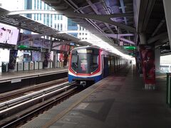 ホテルをチェクアウトして、ナナ駅からBTSに乗り、