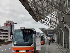 【HND（羽田空港）】

「おはようございます」

今回はリムジンバスにてHNDに！
前回のSPK（札幌）は仕事終わりだったため、電車にてHNDに向かいましたが、
今回は朝の便のためバスにて！

金曜日の朝、
バスは海外からの外国人旅行客が多い感じです。