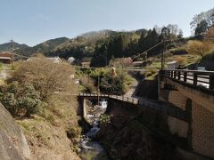 飛鳥川沿いをさらに南下、稲渕集落の入口でこのようなものを発見。稲渕集落に伝わる毎年1月11日に行われる綱掛神事で使用される男綱。男性器を模した稲藁が吊り下げられています。勧請橋からよく見えます。石舞台からは約1.5km。