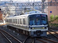 久宝寺駅のおおさか東線の、221系電車。