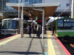 久宝寺駅から大和路線高井田駅まで各駅で行く。
快速電車と接続する各駅停車。201系に会えるのは多分これが最後かな。