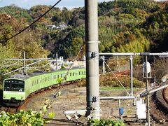丘陵部の新興住宅地の道沿いから、こんな感じで、大和川を渡る大和路線電車が撮れる。